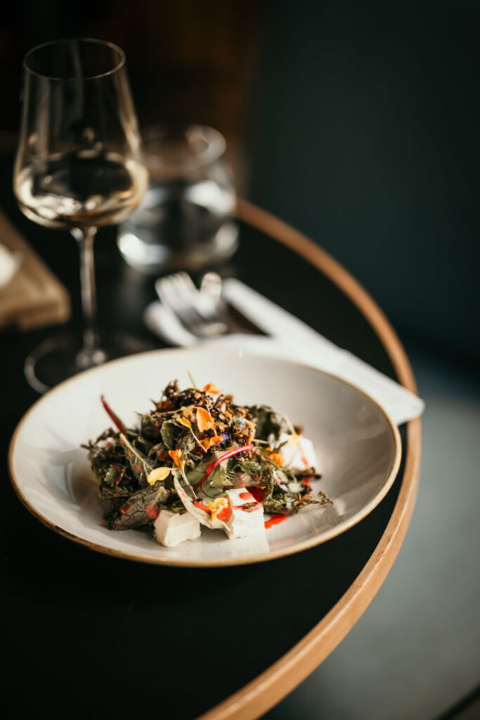 Restaurant Marketing Ideas zeigt einen Hirschen-Salat mit Feta und frischen Kräutern im Restaurant Hafenküche in Berlin – kreative und appetitliche Food-Präsentation.