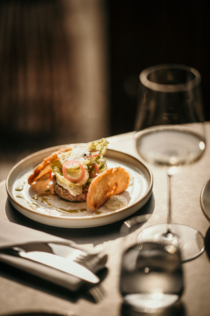 Tatar-Tellergericht in der Hafenküche Berlin – detailreich inszeniert für authentische Werbefotografie.