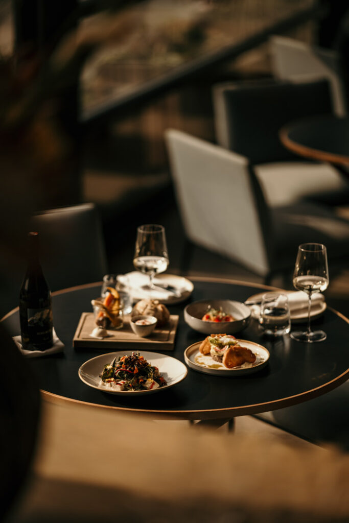 Verschiedene Tellergerichte auf eingedecktem Tisch in der Hafenküche Berlin – stimmungsvolles Food-Arrangement für anspruchsvolle Werbe Foodfotografie.