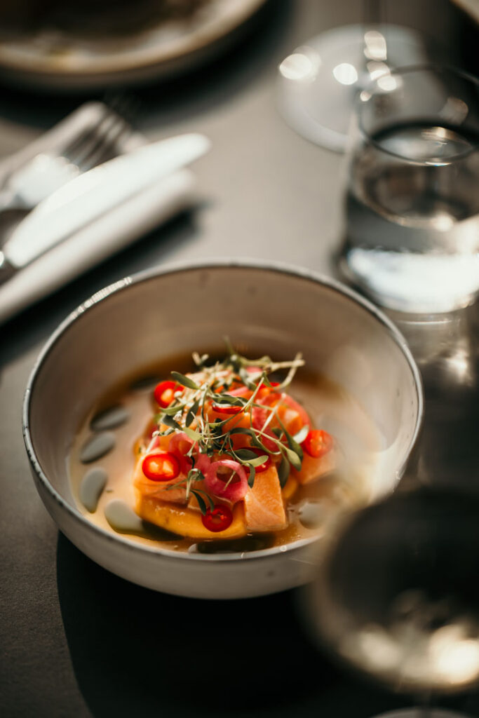 Food Close-up eines Kürbis-Fischgerichts im Restaurant Hafenküche Berlin – detailreiche Darstellung moderner Kulinarik für hochwertige Foodfotografie.