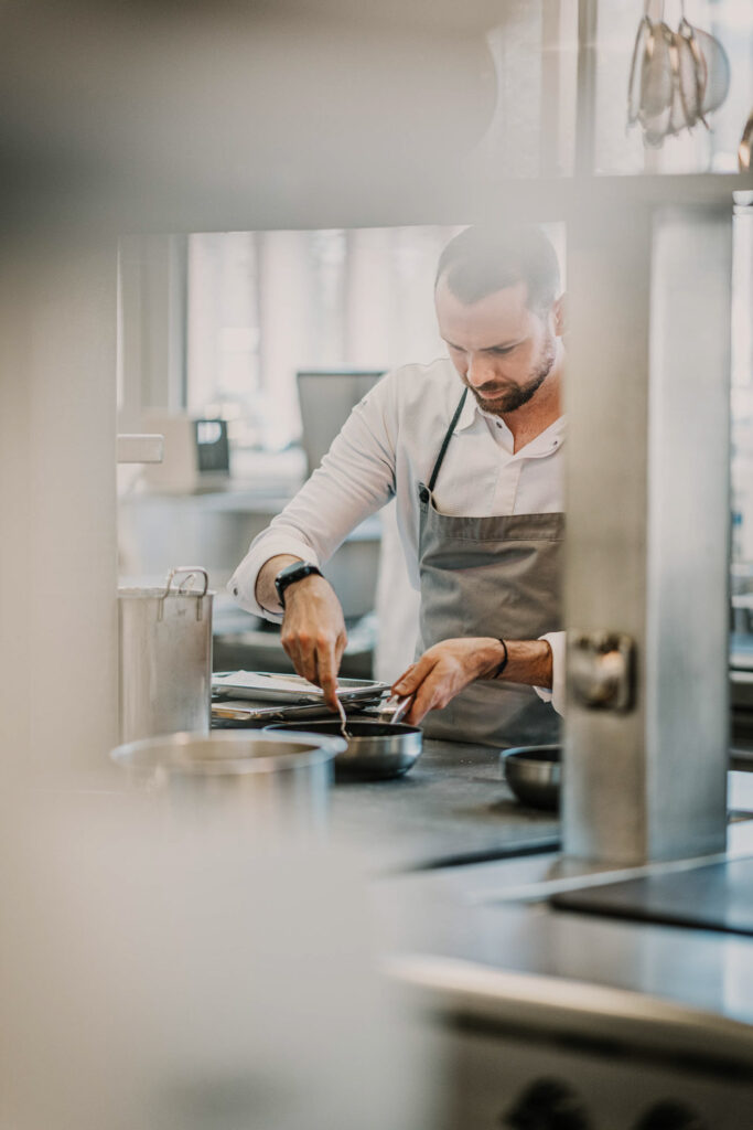 Foodfotograf Berlin zeigt Headchef Stefan Muehlbacher bei der Arbeit im Vivamayr Altausee, Österreich – luxuriöses Hotel mit Klinik für Fastenkuren im Toten Gebirge.