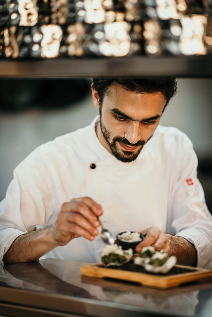 Restaurant Marketing Agency zeigt Chef Tareq Taha im Restaurant Cloves in Jerusalem, Israel, bei der Arbeit – Portrait des Küchenchefs in Aktion.