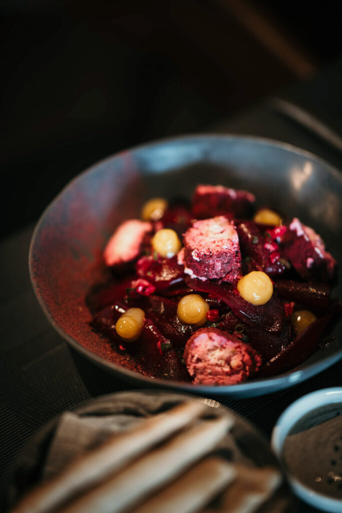 Restaurant Marketing Berlin zeigt ein Gericht mit Shanklish und Rote-Bete-Salat im Restaurant Cloves in Jerusalem, Israel – zubereitet von Chef Tareq Taha.