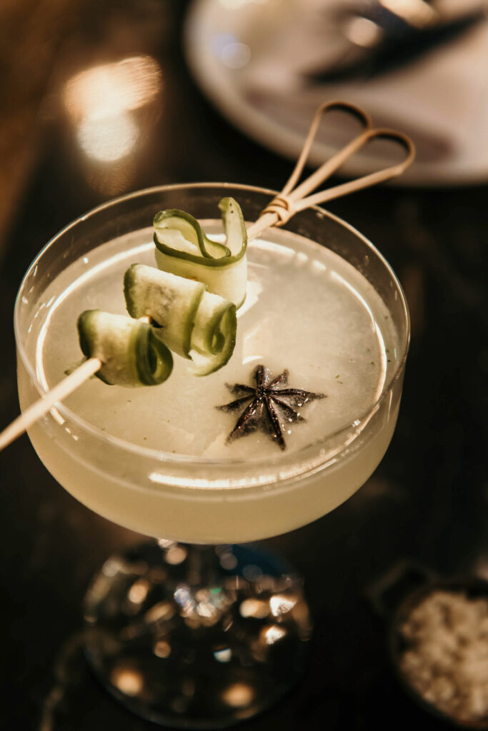 Food photography zeigt Chef Yonatan Vazana im Restaurant/Bar Dekel auf dem Mahane Yehuda Markt in Jerusalem, Israel, mit dem Drink ‚New Middle Eastern‘ – kreative Cocktail-Präsentation.