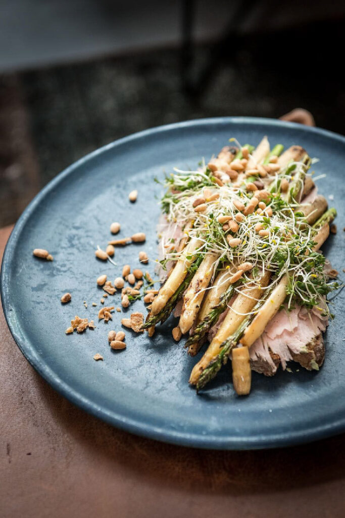 Food Fotografie Hamburg zeigt eine Spargel-Schinken-Stulle im Restaurant The Rose Garden in Berlin – appetitlich angerichtet und frisch serviert.