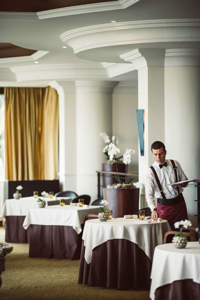 Restaurant photo zeigt das Hotelrestaurant Il Gallo D’Oro in Funchal, Madeira, Portugal, unter der Leitung von 2-Sterne-Michelin-Chef Benoit Sinthon – elegante Gastronomie im Detail.