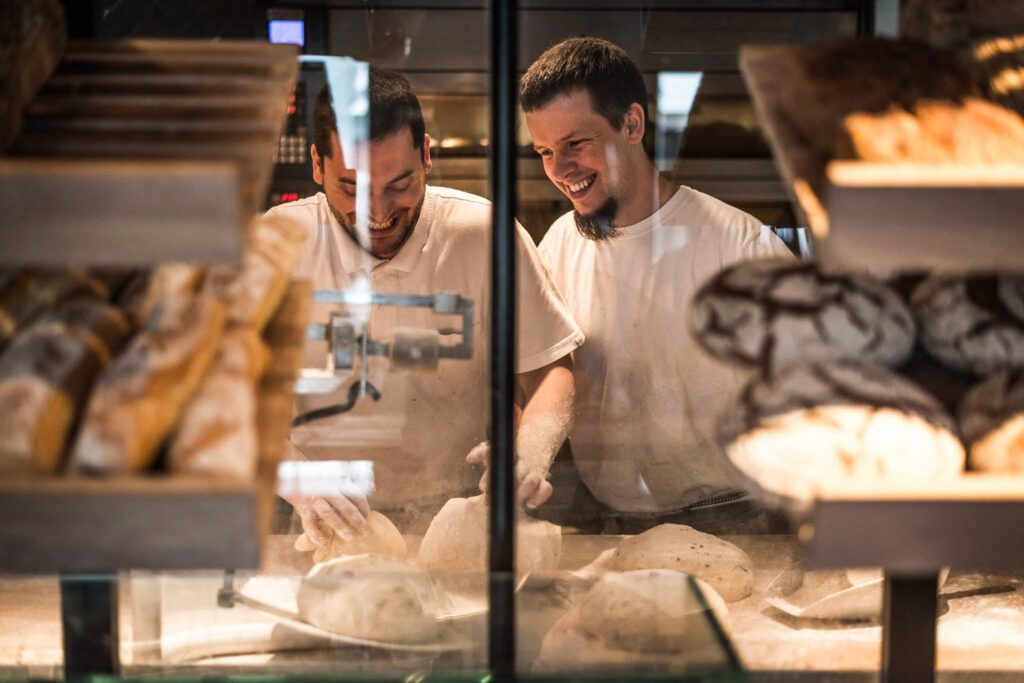F&B Konzept zeigt den Bäcker der Hotelbäckerei Inselloft Norderney bei der Arbeit – handwerkliche Backkunst im Hotelumfeld