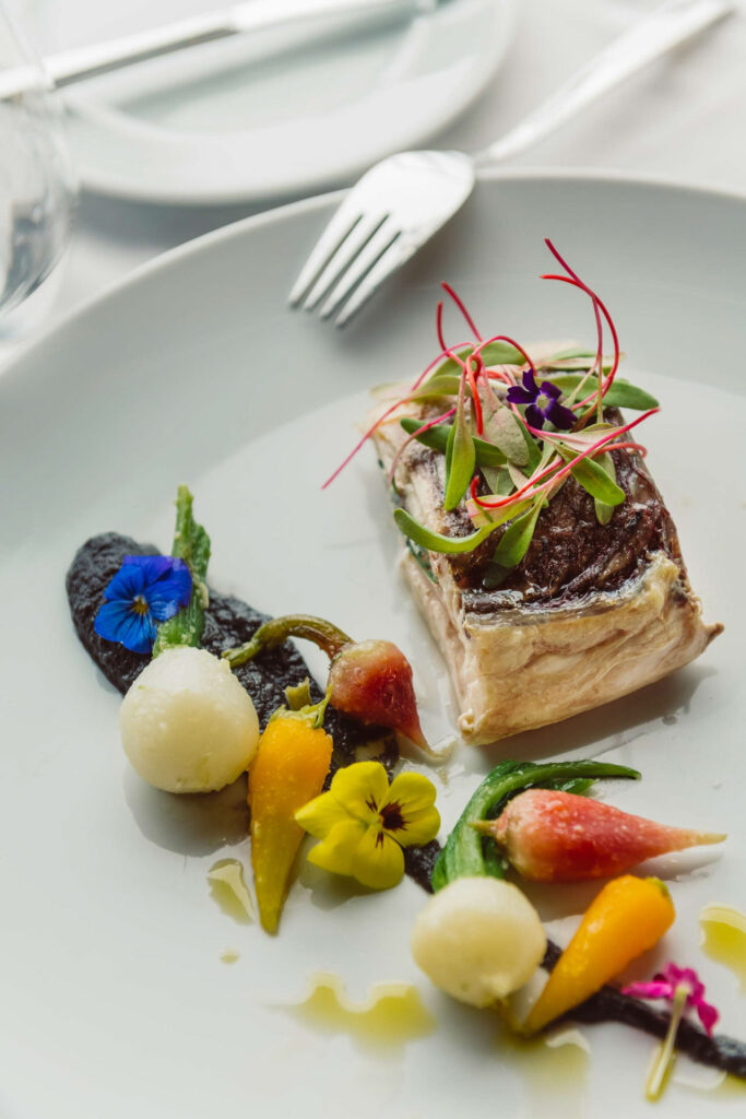Foodfotograf Berlin zeigt ein schön angerichtetes Peixe-Espada-Gericht im Michelin-Sterne-Restaurant Gallo d’Oro auf Madeira – hochwertige Kulinarik im Detail, Quinta de Furao.