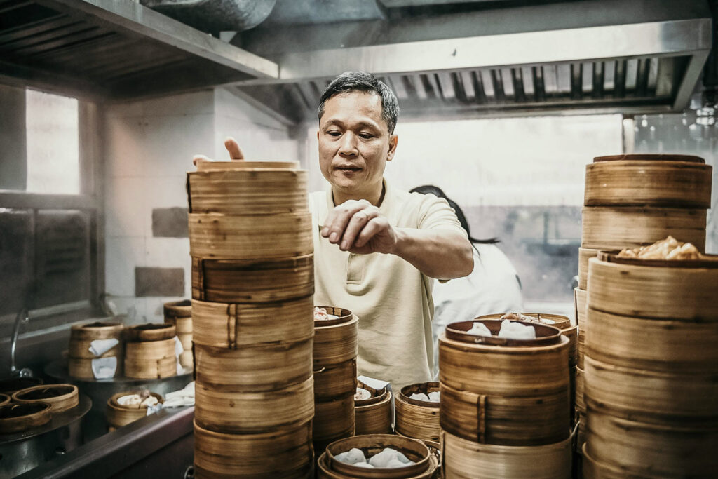 Restaurant Marketing Berlin zeigt Tim Ho Wan, wie er Dim Sums im Tim Ho Wan in Hongkong dämpft – preiswerte Michelin-Küche und authentische Zubereitung.