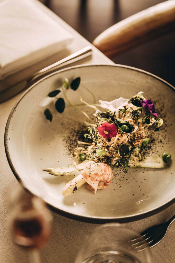 Marketing für Hotelerie zeigt das Gericht ‚Leipziger Allerlei‘ im Restaurant Sühring in Bangkok, Thailand – zubereitet von den Zwillingen Matthias und Thomas Sühring in Michelin-Sterne-Qualität.