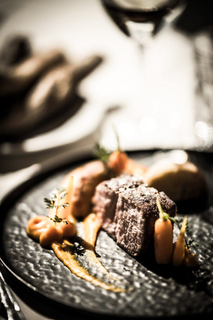 Restaurant Marketing Instagram zeigt ein sous-vide gegartes Steak auf einem Teller – perfekt angerichtetes Gericht für Social-Media-Präsentation.