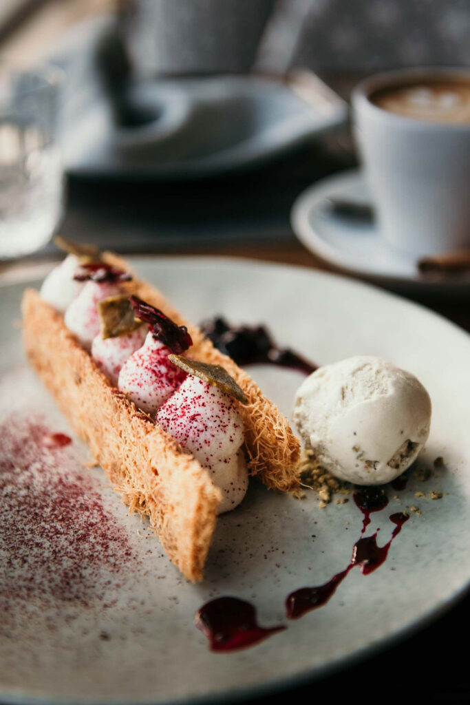 Restaurant photo zeigt das Dessert ‚Al-Quds Night‘ im Restaurant Cloves in Jerusalem, Israel – zubereitet von Chef Tareq Taha, kunstvoll angerichtet.