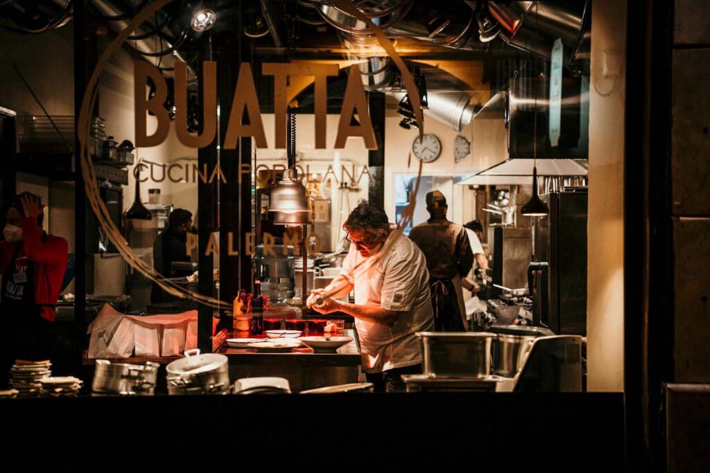 Food Fotograf München portraitiert Headchef Fabio Cardilio vom Buatta Cucina Popolana in Palermo, geprägt von sizilianischer Küche und Michelin-Erfahrung, im Kontext der gemeinsamen Vision mit Enrico Zanirato für rustikale, traditionelle Küche.