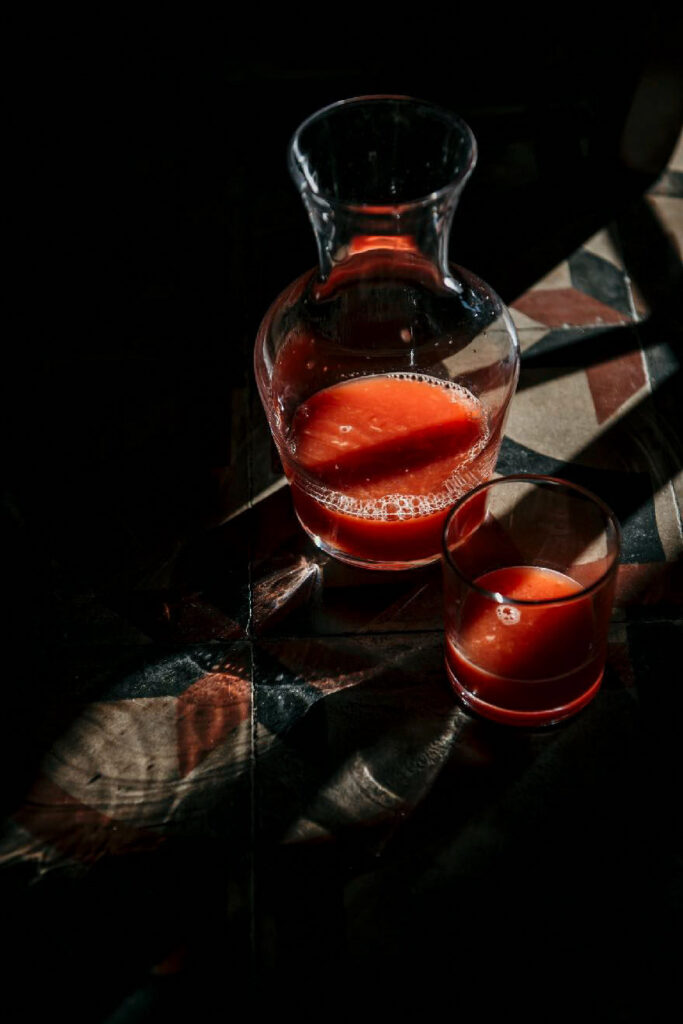 Restaurant photo zeigt frisch gepressten Blutorangensaft im Restaurant Buatta Cucina Popolana in Palermo – mediterraner Genuss in authentischer Atmosphäre.