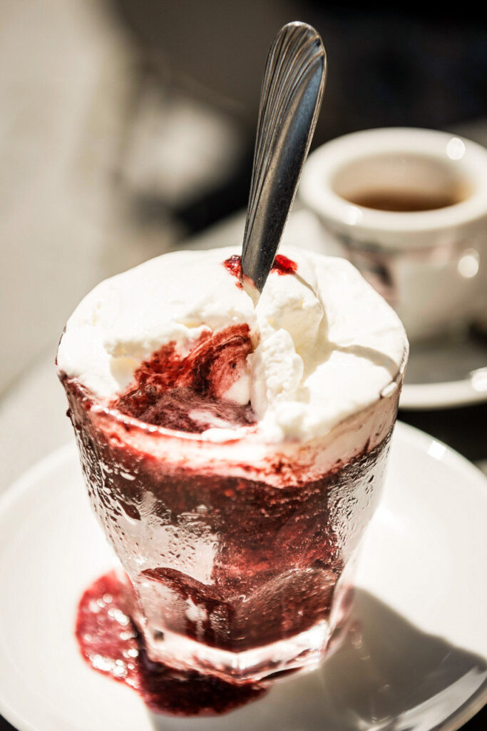 Food Fotograf München zeigt Granita, ein sizilianisches Spezial-Eis auf Wassereisbasis, im Café Simpaty in Linguaglossa am Ätna, Sizilien, Italien – erfrischende Spezialität im Detail.