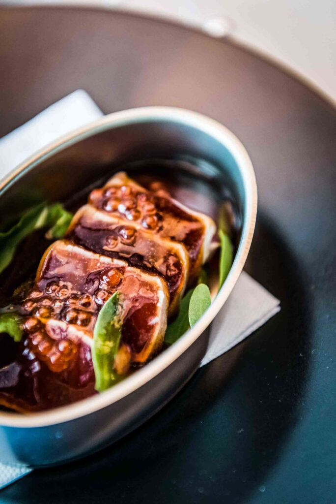 Restaurant Marketing Agency zeigt ein Close-up eines Thunfisch-Gerichts mit Kaviar und Rucola im Restaurant Antonio während des Tuna Festivals ‚Ruta del Atún‘ in Zahara de los Atunes, Costa de la Luz, Andalusien, Spanien.