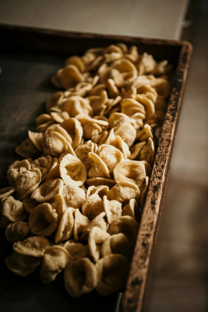 Food Fotograf zeigt ein Close-up von Orecchiette-Pasta in Italien – frische handgemachte Pasta im Detail.