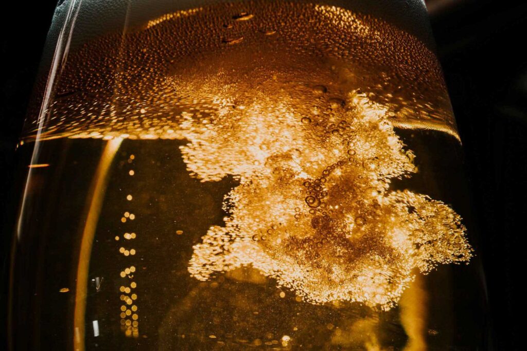 Foodfotograf Berlin zeigt ein Close-up, wie Bier in ein Glas gezapft wird – Pilsener Urquell frisch serviert.