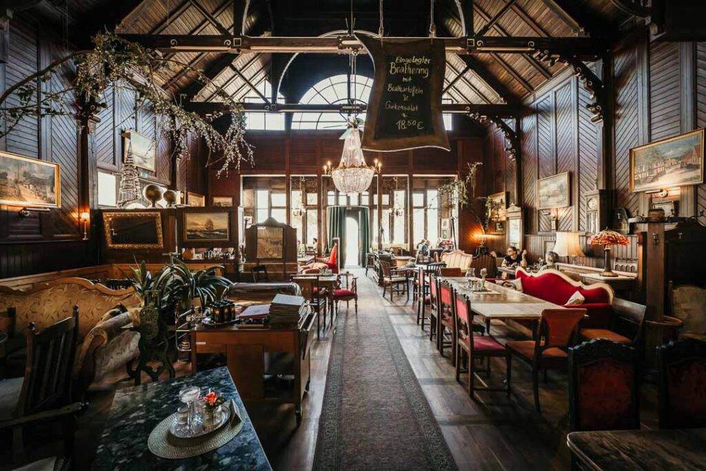 Food Fotografie Hamburg zeigt das rustikal-maritime Interieur des Restaurants Strandhalle in Binz auf Rügen, Mecklenburg-Vorpommern – authentische Atmosphäre für Gäste und Food-Inszenierung.