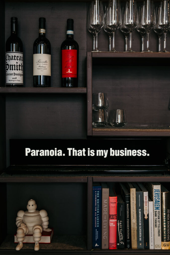 Foodfotograf Berlin zeigt ein Detail des Interieurs im Michelin-Sterne-Restaurant Freustil in Binz auf Rügen – elegante Atmosphäre und kulinarische Führung durch Chef Ralf Haug.