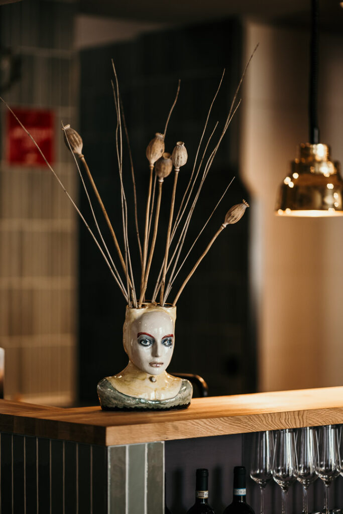 Foodfotograf Berlin zeigt einen Blick ins Interieur des Restaurants Freustil in Binz auf Rügen – stilvolles Design und feine Kulinarik von Chef Ralf Haug.