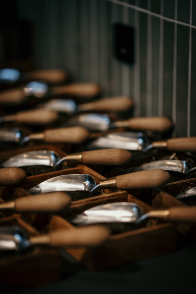 Restaurant Marketing Berlin zeigt ein Anrichteschäufelchen im Restaurant Freustil in Binz auf Rügen – detailreiche Food-Präsentation und professionelle Küchenarbeit von Chef Ralf Haug.