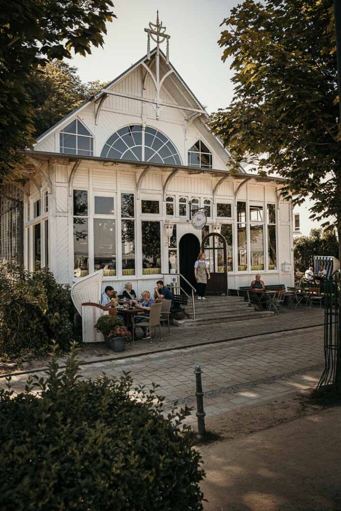 Foodfotograf zeigt die Außenansicht des Restaurants Strandhalle in Binz auf Rügen, Mecklenburg-Vorpommern, Deutschland – stilvolles Ambiente mit direktem Bezug zur Küste.