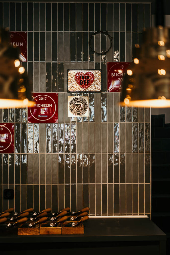 Foodfotograf Berlin präsentiert ein Interieurdetail des Michelin-Restaurants Freustil in Binz – luxuriöses Ambiente und professionelle Küchenleitung durch Ralf Haug.