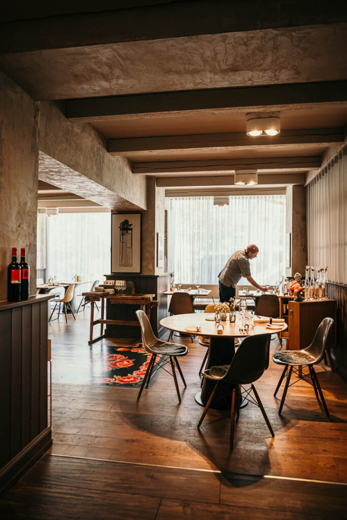 Foodfotograf Berlin zeigt ein Interieurdetail des Michelin-Sterne-Restaurants Freustil in Binz auf Rügen – stilvolle Einrichtung und Atmosphäre unter Chef Ralf Haug.