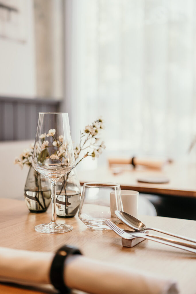 Foodfotograf Berlin fängt ein elegantes Interieurdetail im Restaurant Freustil in Binz auf Rügen ein – kulinarische Spitzenküche von Chef Ralf Haug inklusive.