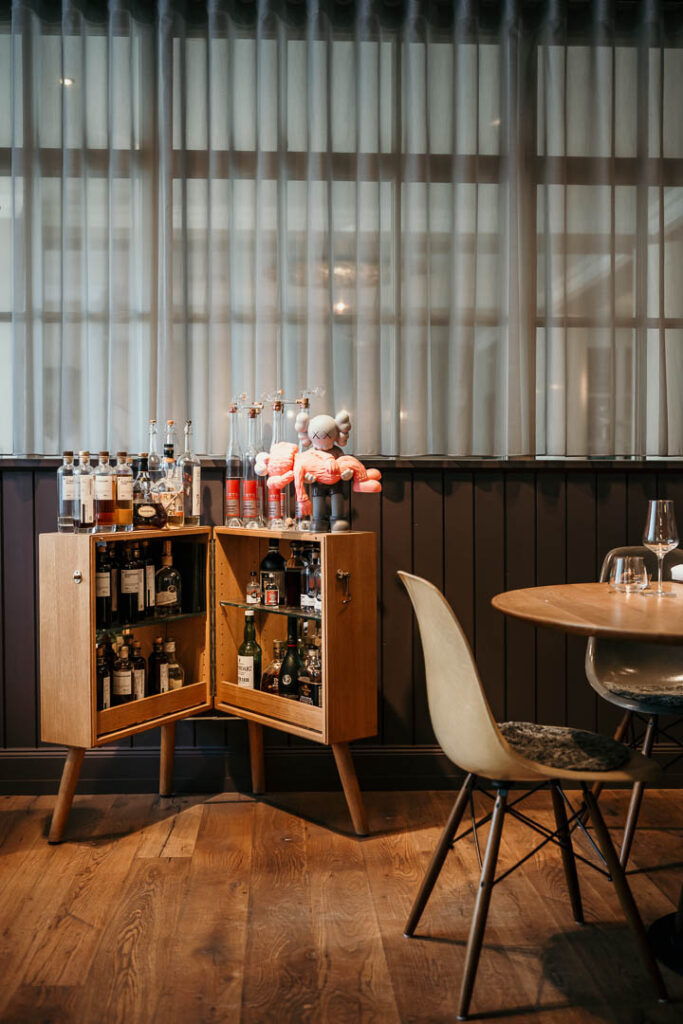 Foodfotograf Berlin dokumentiert ein Interieurdetail im Restaurant Freustil, Binz – elegante Einrichtung und kulinarische Expertise von Chef Ralf Haug.