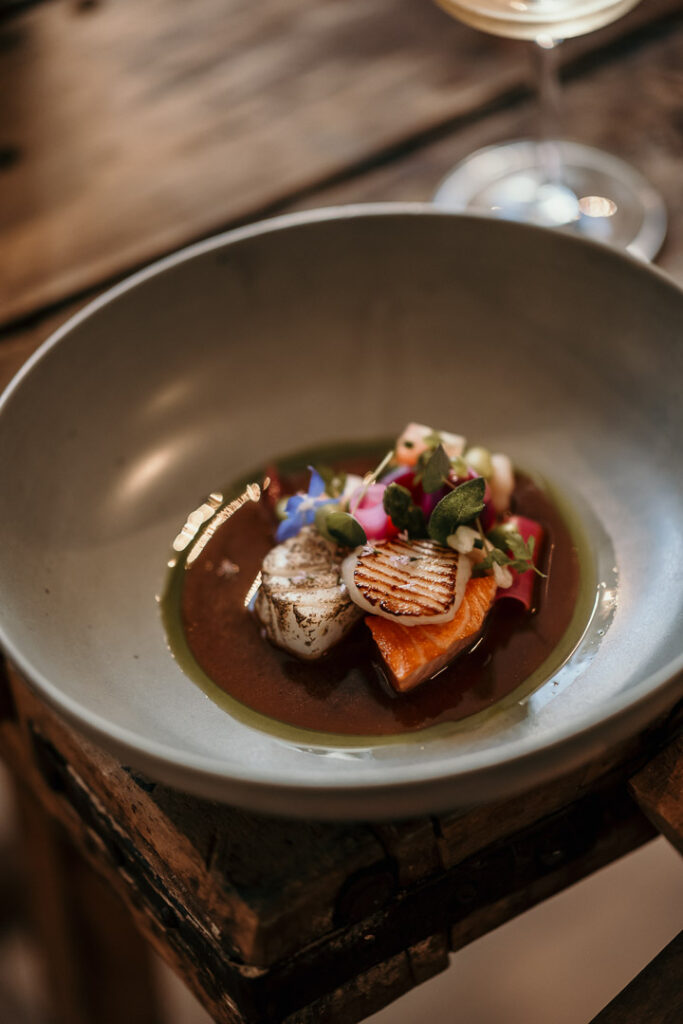 Gastronomie Consulting zeigt die nordische Bouillabaisse im Michelin-Sterne-Restaurant Freustil in Binz auf Rügen, Mecklenburg-Vorpommern – kunstvoll angerichtet von Chef Ralf Haug und professionell inszeniert.