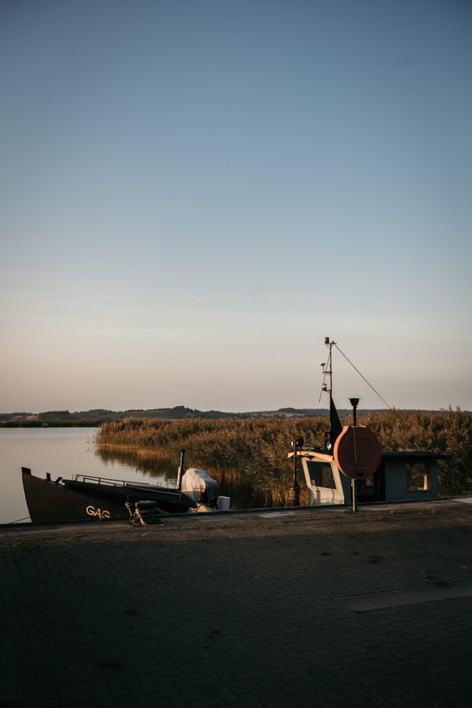Fischkutter auf der Insel Rügen, maritime Szene abenstimmung, Moenchgut, Gager.