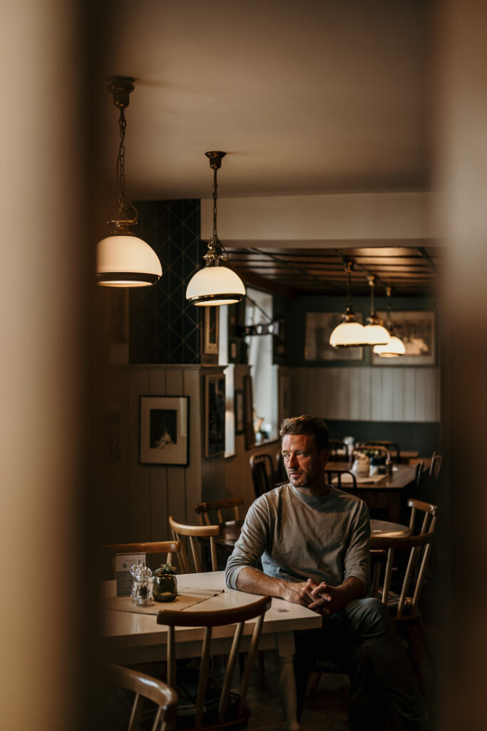 F&B Konzept zeigt ein Portrait von Matthias Schilling im Schillings Gasthof – freundlich und professionell, authentische Darstellung des Gastgebers und seines kulinarischen Angebots.