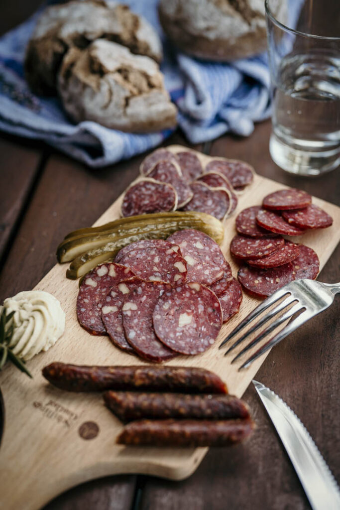 Branding Restaurants zeigt eine Wurstplatte mit verschiedenen Salamis im Schillings Gasthof – ansprechend angerichtet und stilvoll präsentiert für authentische Gastronomie-Inszenierung.