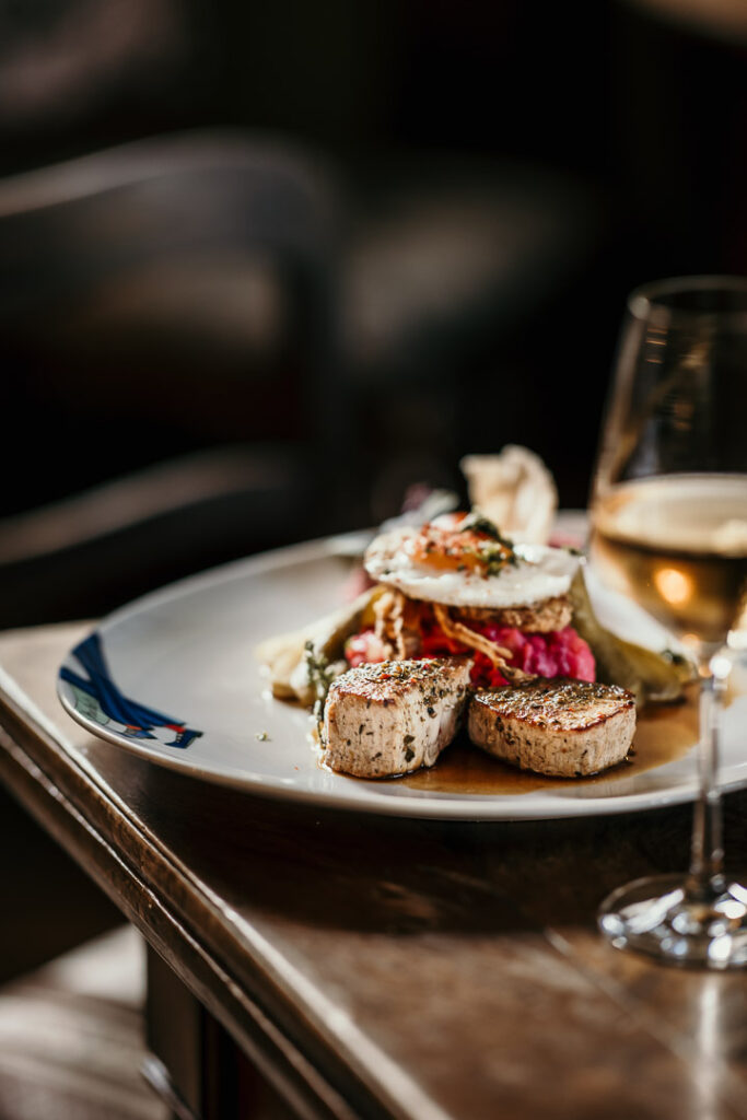Food photography zeigt das Gericht Labskaus im Restaurant Strandhalle in Binz auf Rügen, Mecklenburg-Vorpommern, Deutschland – kunstvoll angerichtet und authentisch präsentiert.