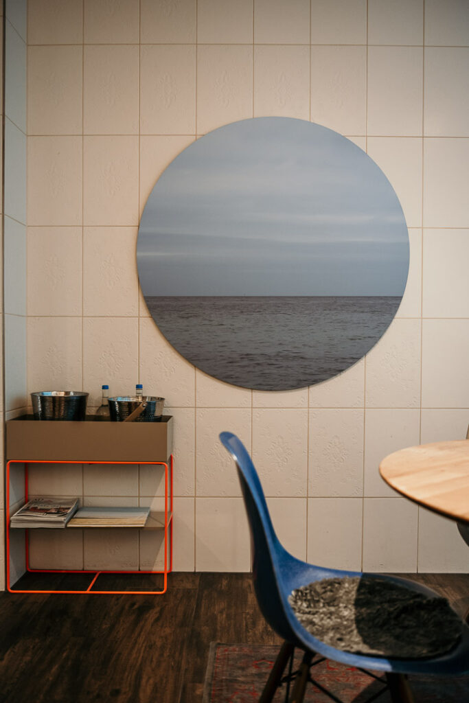 Foodfotograf Berlin zeigt ein Interieurdetail des Michelin-Sterne-Restaurants Freustil in Binz auf Rügen, Mecklenburg-Vorpommern – stilvolles Ambiente unter der Leitung von Chef Ralf Haug.