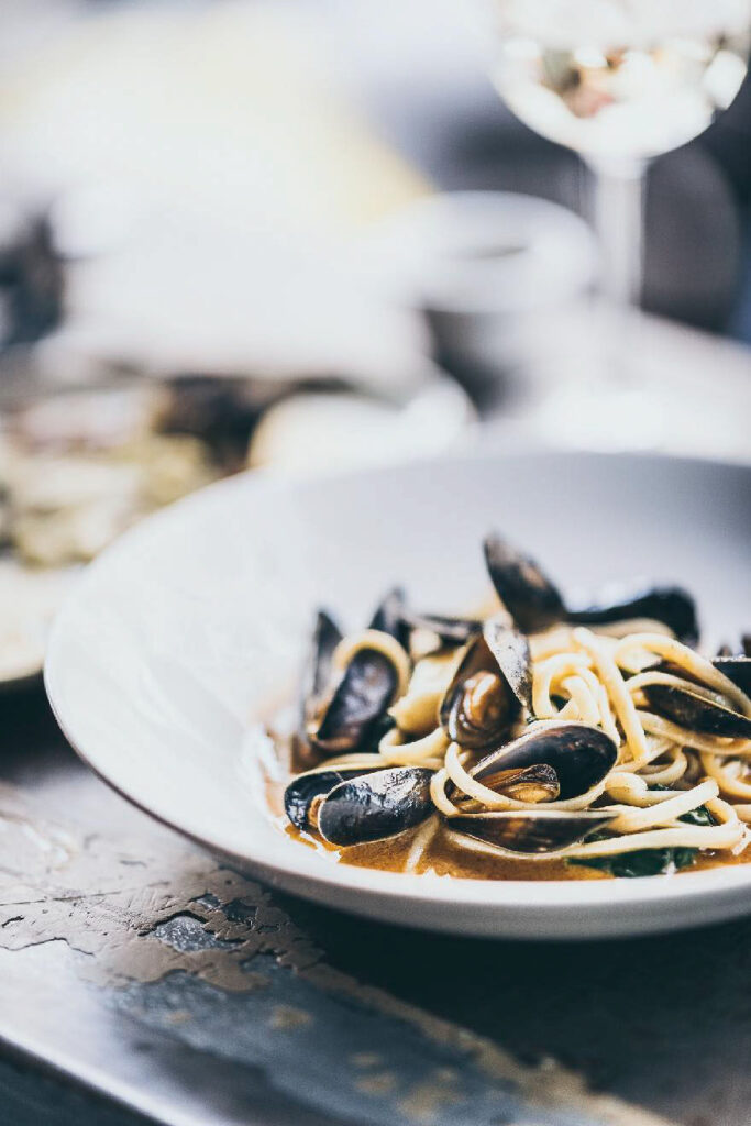 Leckeres Muschel-Nudel-Gericht als Food Close-up im Restaurant Yudale Jerusalem – fotografiert vom Werbefotograf Berlin.