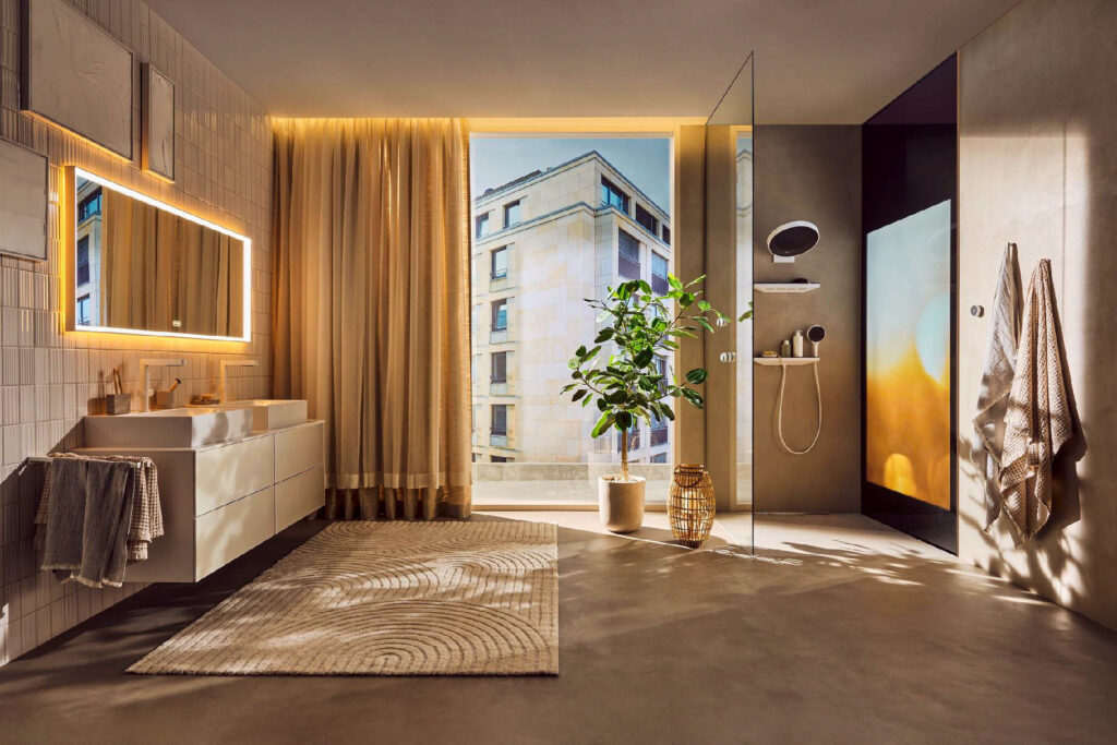 Helles Badezimmer mit großen Fenstern, einer Dusche und einer Pflanze im Topf. Urban City, Hansgrohe. Interieuerfotografie