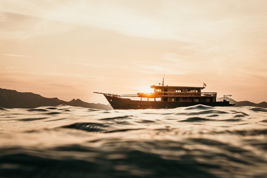 „Privatcharter auf der Luxusyacht Amanikan des Amanwana Resorts auf Pulau Moyo, Indonesien – Flores, Komodo – exklusives Reise- und Yacht-Fotografie-Motiv.“