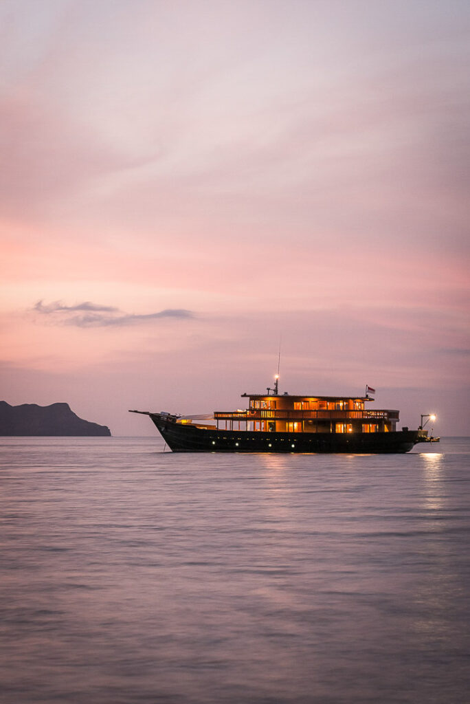 Privat-Kreuzfahrtschiff Amanikan des Aman Resorts Amanwana in der Dämmerung, stimmungsvolle Hotelfotografie für Aman Hotels und Lufthansa aufgenommen von einem Hotel Visual Fotograf.