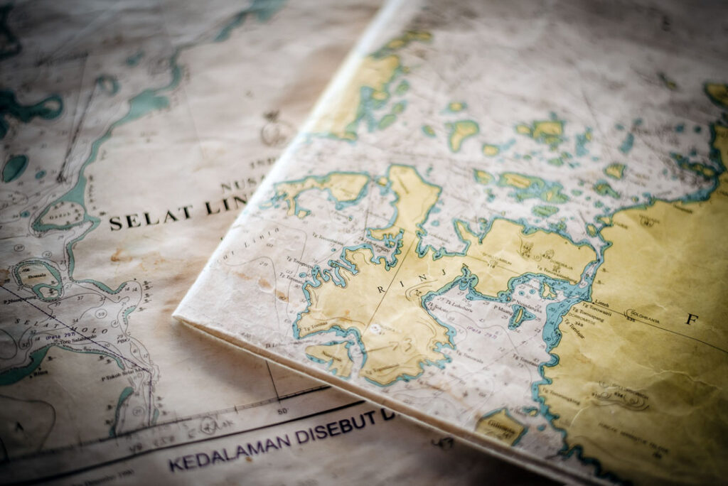 Detailaufnahme einer Seekarte bei der Insel Rinja, stimmungsvolles Hotel-Visual für Amanikan und Aman Resorts fotografiert von einem Hospitality Fotograf.