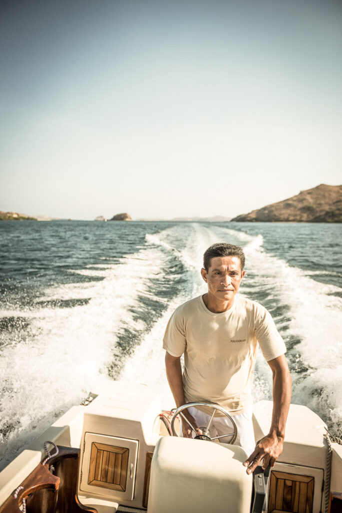 Skipper auf Ausflugsding durch die Wellen gleitend – Hotelfotografie, authentische Reise-Atmosphäre.