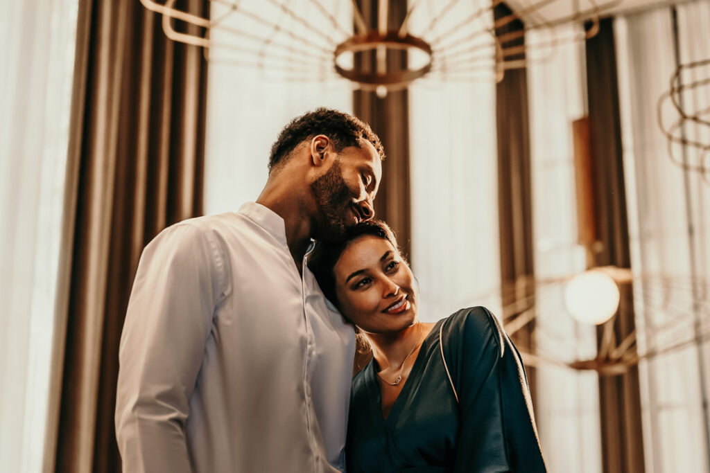 Paar genießt einen intimen Moment kuschelnd im Sofitel-Hotelfoyer – Doppelporträt für Hotelfotografie und Hospitality-Marketing