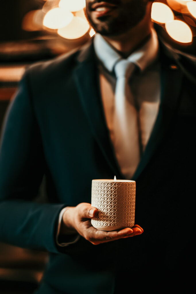 Concierge hält eine brennende Kerze in der Hand im Sofitel – stimmungsvolles Hotelfoto für Hospitality-Marketing