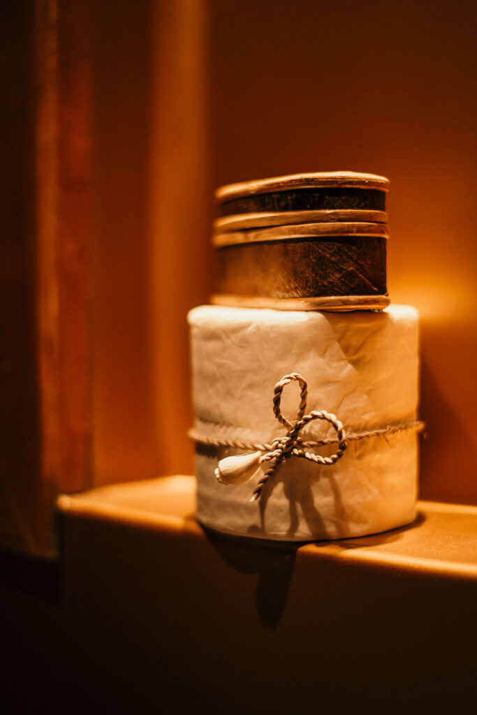 Schön drapierte, eingewickelte Toilettenpapierrolle im indonesischen Stil – Hotelfotografie, liebevoll arrangiert.