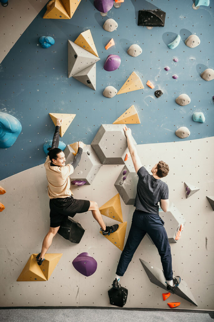Kunden der Boulderwerft Werder beim Klettern an den Boulderwänden