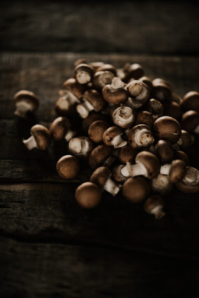 Close-up von frischen braunen Champignons, detailreiche Foodfotografie festgehalten von einem spezialisierten Foodfotografen.