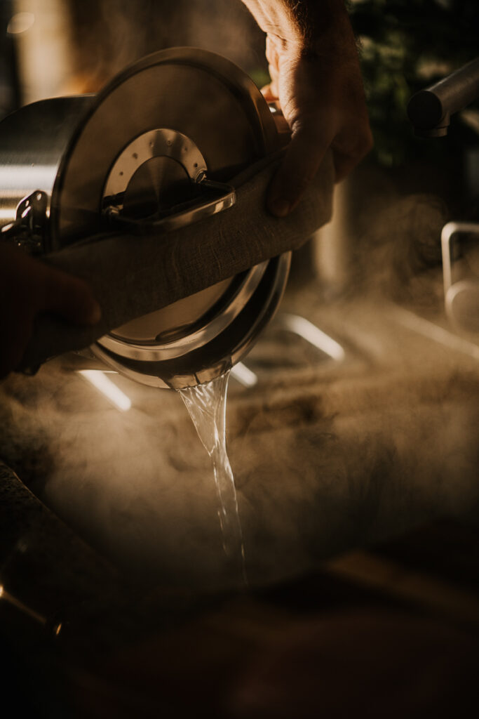 Wasser wird aus einem dampfenden Fissler-Topf im Sofitel abgegossen – Werbefotografie von Werbefotograf Magdeburg