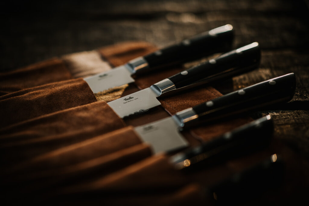 Messerset von Fissler Kochmessern im Lederetui, stilvolles Produkt-Food-Close-up festgehalten von einem erfahrenen Foodfotografin.